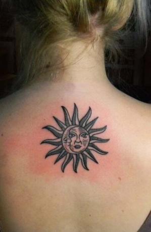 Slnko a mesiac späť tetovanie 
