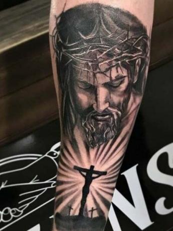 Tatuaż z krzyżem Jezusa