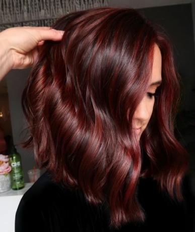 Bohatá sýtočervená farba vlasov