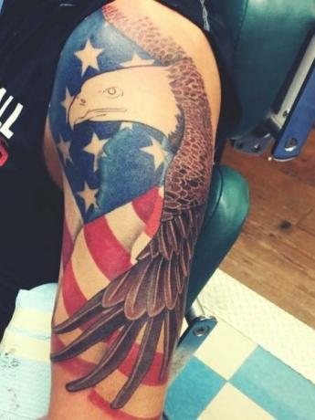 Patriotisk amerikansk flagg tatovering