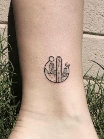 Minimalistické kaktusové tetovanie 