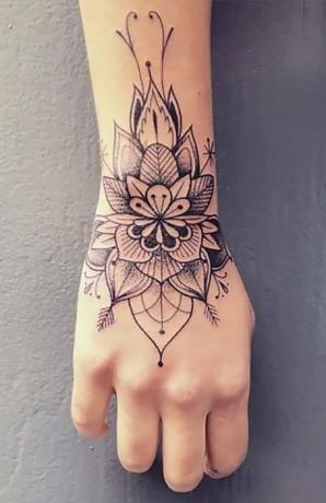Tatouage au poignet au henné