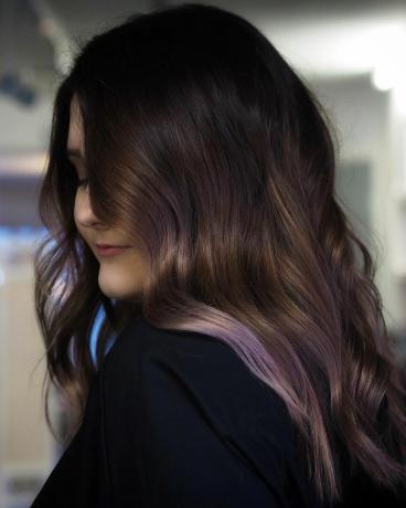 Tmavé hubové vlasy s fialovými odleskami