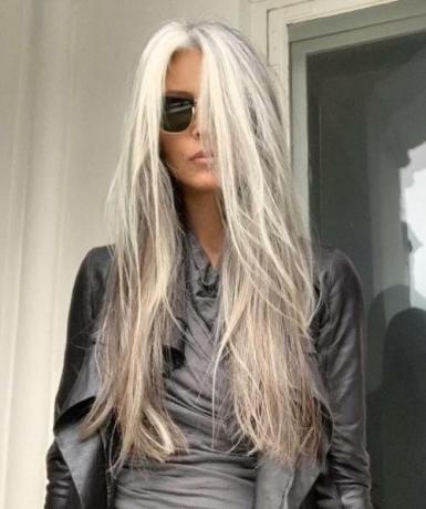 11 inšpiratívnych blogov o sivých vlasoch, ktoré bude nasledovať na Instagrame v roku 2021