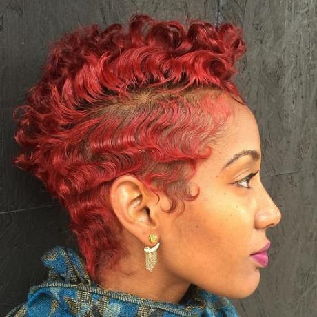 パステルピンク/赤の短い巻き毛のヘアスタイル