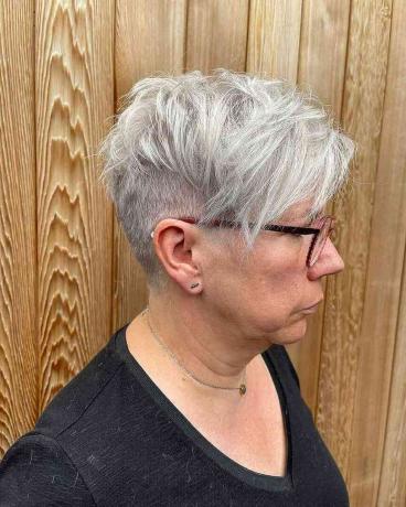 Nusiplaunama šukuosena, siaurėjanti ir atjungta „Pixie“, skirta vyresnėms nei 60 metų moterims