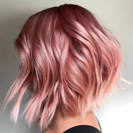50 ярких идей для волос из розового золота на 2021 год