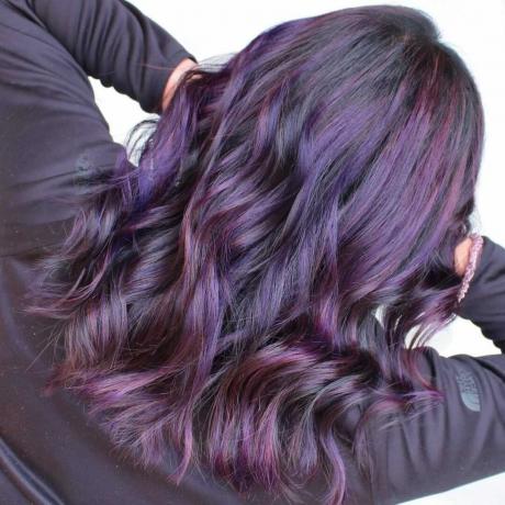 暗い髪の房の飽和した紫色のトーン