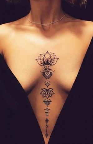 Tatuaggio sullo sterno di loto
