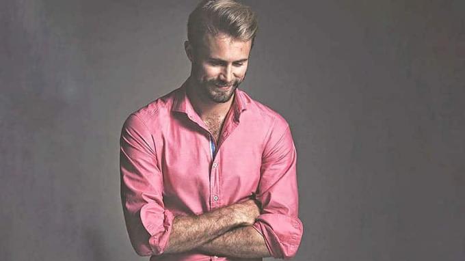 Come indossare una camicia rosa