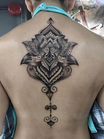 Mandala nugaros tatuiruotė moterims