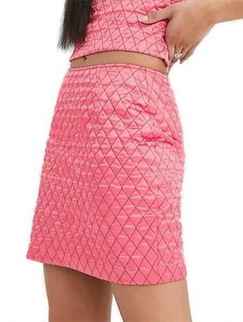 ピンクのミニスカート