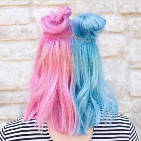 Ružové a modré rozdelené vlasy