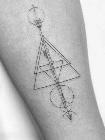幾何学的な矢のタトゥー