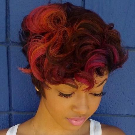 trumpa banguota šukuosena su rožiniais ir oranžiniais atspalviais