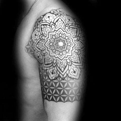 Tatuaż mandali z pół rękawa