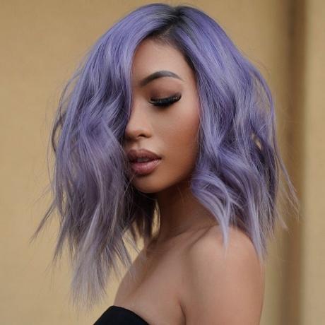 Coupe de cheveux moyenne asymétrique violette