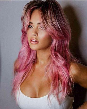 Dlhé ružové vlčie vlasy s huňatými vrstvami a ofinou