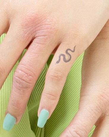 Tatuaj temporar pe deget
