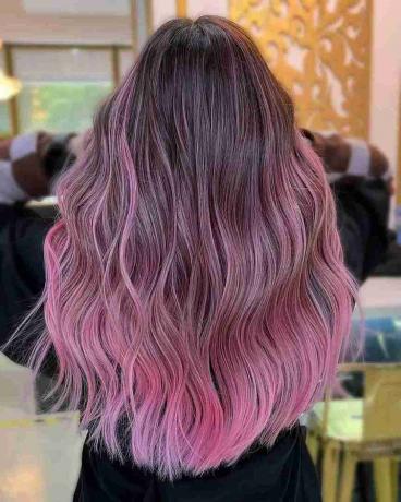 Ružové balayage ombre vlasy rámujúce tvár