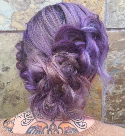 purpuriniai plaukai su paryškintais šukuosenomis