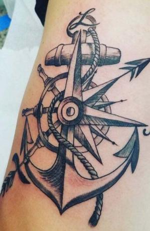 Anker og kompas tatovering