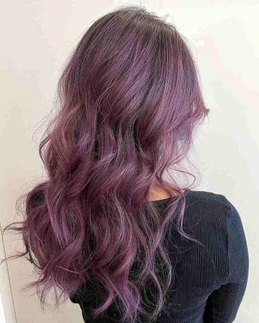 Zaprášené purpurově fialové balayage vlasy