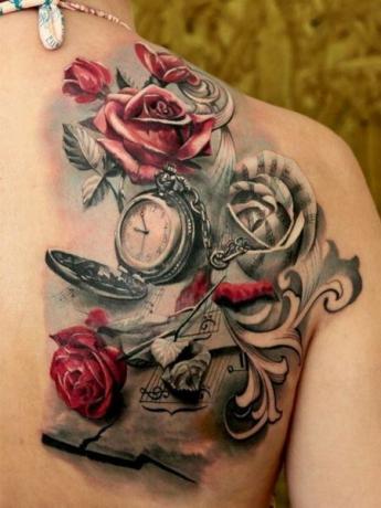Tetovaža na rami z uro