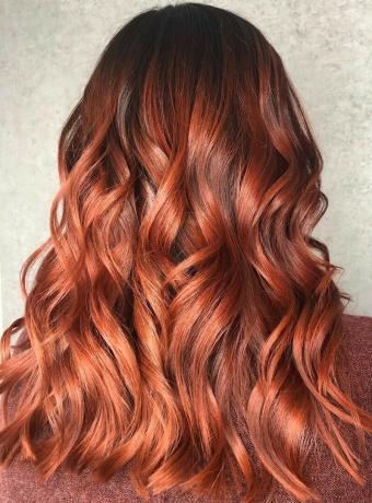 Karmelowo-czerwone włosy balayage