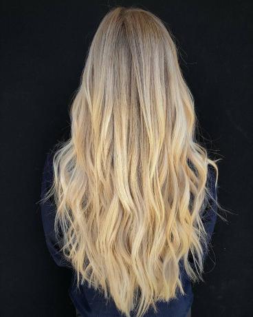 capelli lunghi con onde naturali