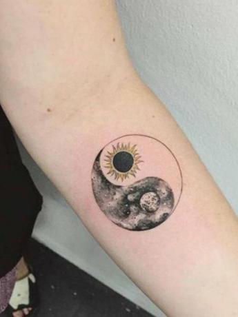 Zon en maan Yin Yang-tatoeage