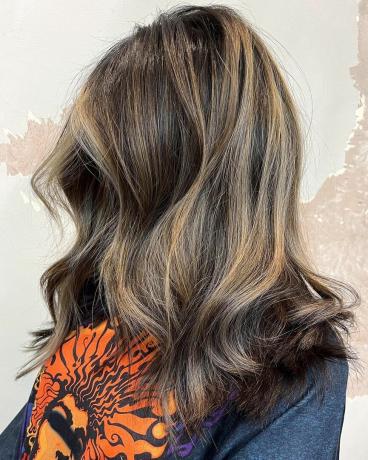 Dimensionale aschblonde Balayage-Highlights