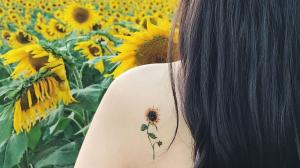 23 gražios saulėgrąžų tatuiruotės moterims