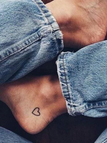 Tatuaż na kostce serce1