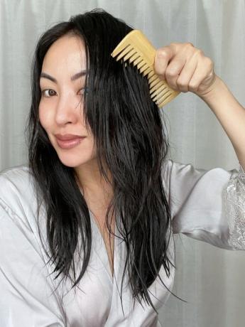 Borsta hår med en bred tandkam