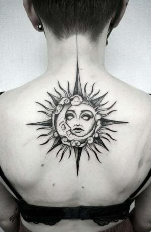Tetovanie na tvár slnka a mesiaca 