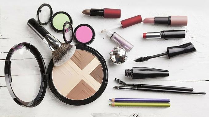 Make-up-Pinsel in Halter und Kosmetik isoliert auf weiß