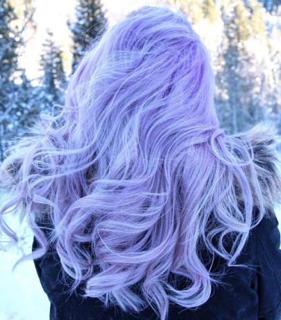 šviesiai pasteliniai violetiniai plaukai