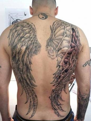 Татуировка с ангелски и демонични крила