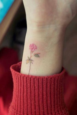 Tatuaj trandafir încheietura mâinii