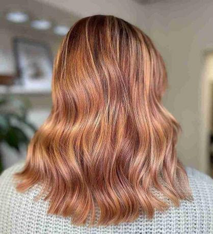 Ružovo zlatá jahodová blond balayage s tmavými korienkami