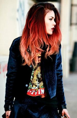 Leuchtend rotes Haar Ombre