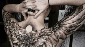 20 anjelských tetovaní pre mužov viery