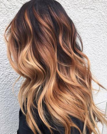 Balayage blond fraise aux racines sombres
