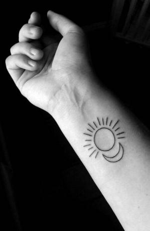 Tetovanie na zápästie Sun And Moon