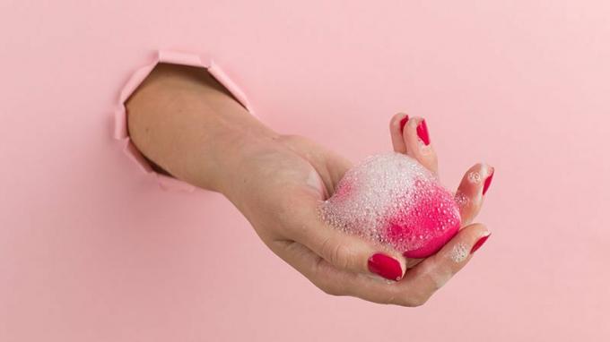 Rengjør sminkesvamp i en såpe eller rensemiddel