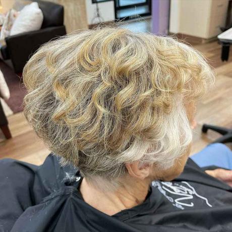 Potongan rambut wedge yang bagus untuk wanita di atas 60 tahun dengan rambut keriting